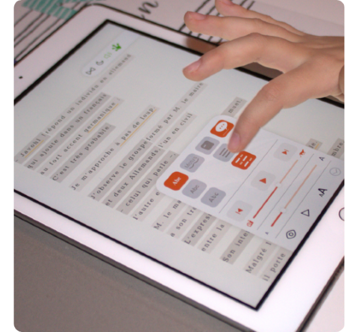 Photo d'utilisation de la pateforme de lecture adaptée SONDO sur tablette.
